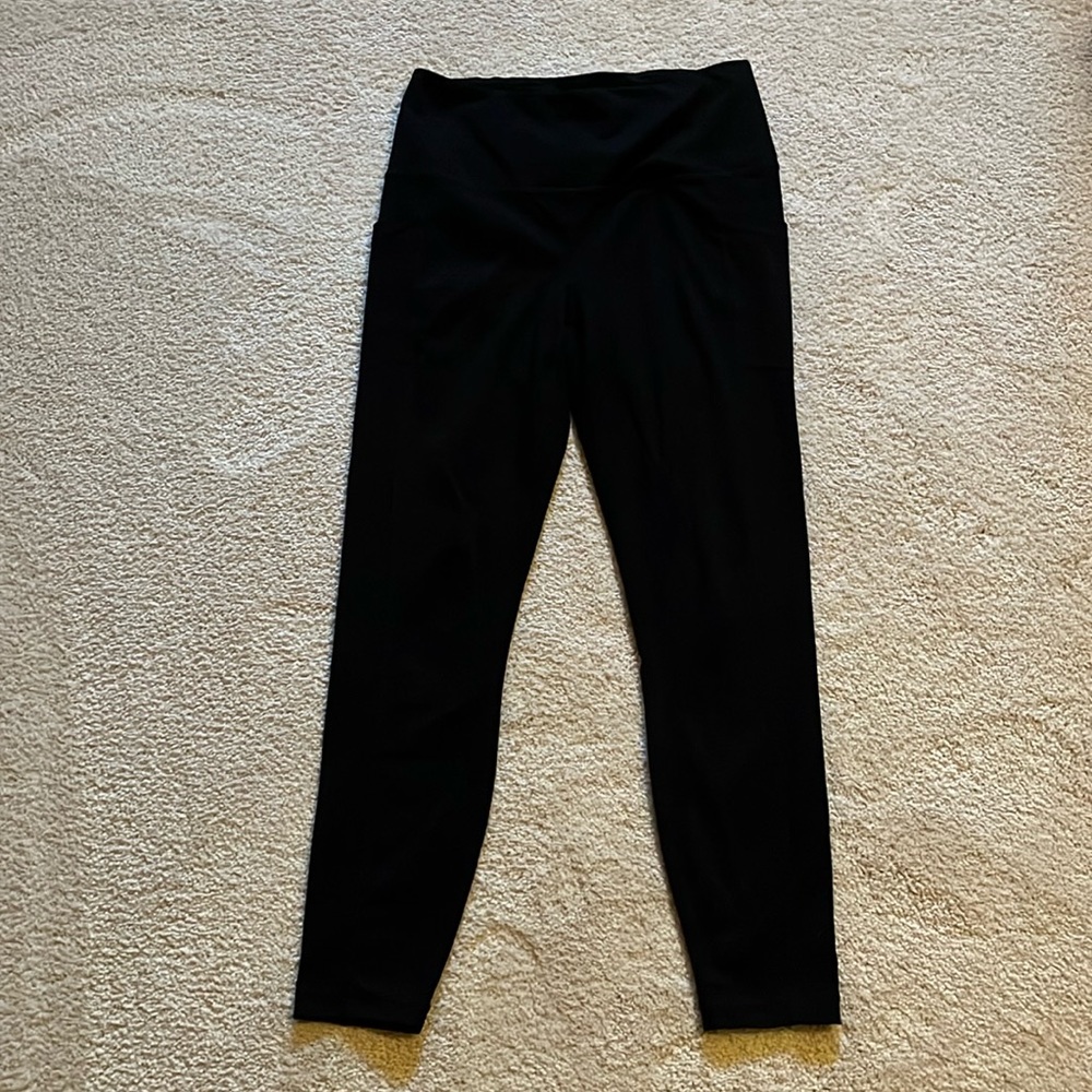 Black active leggings with side pockets